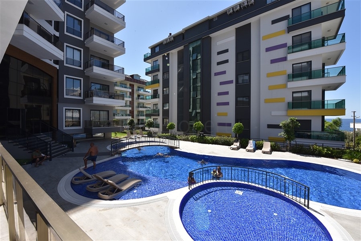 Трехкомнатную меблированную квартиру в районе Каргыджак