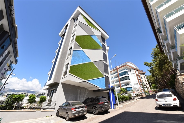 Трехкомнатную меблированную квартиру в районе Каргыджак