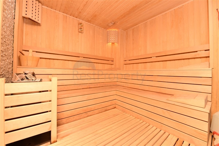 Трехкомнатную меблированную квартиру в районе Каргыджак