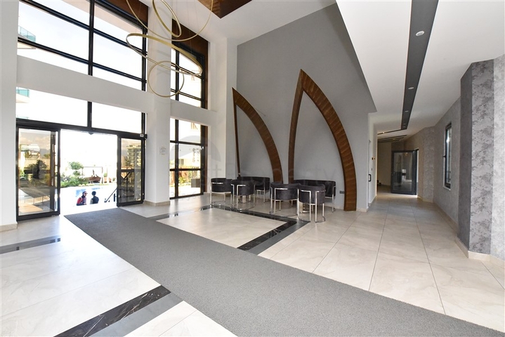 Трехкомнатную меблированную квартиру в районе Каргыджак