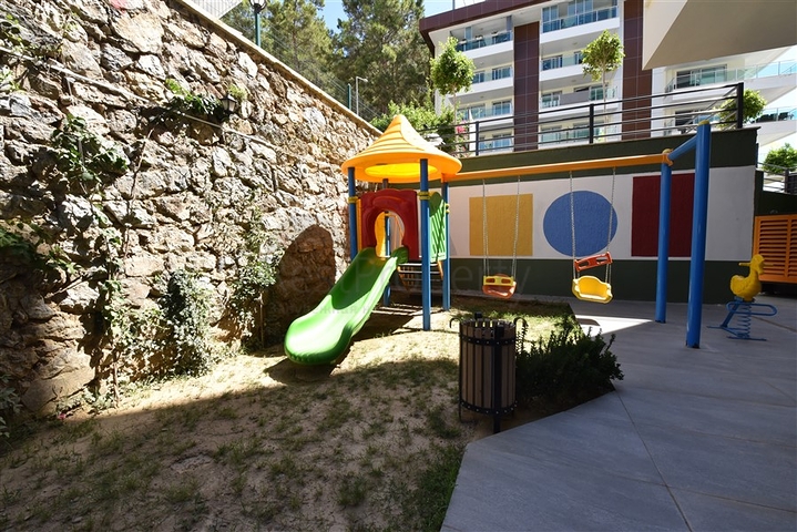 Трехкомнатную меблированную квартиру в районе Каргыджак