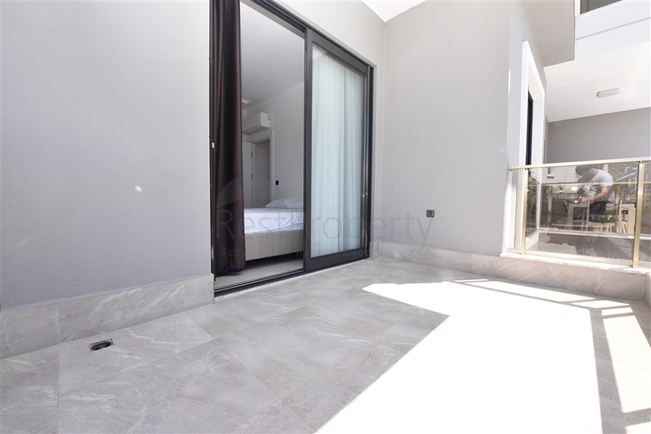 Трехкомнатную меблированную квартиру в районе Каргыджак