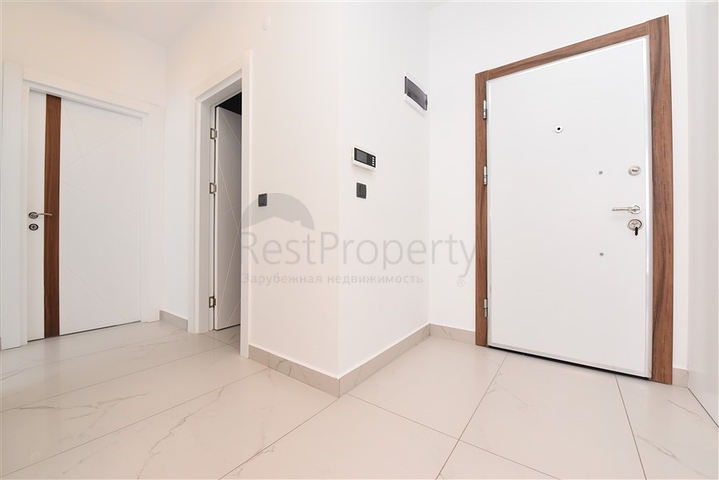 Трехкомнатную меблированную квартиру в районе Каргыджак