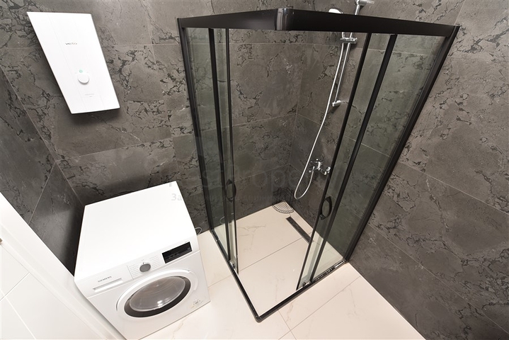 Трехкомнатную меблированную квартиру в районе Каргыджак