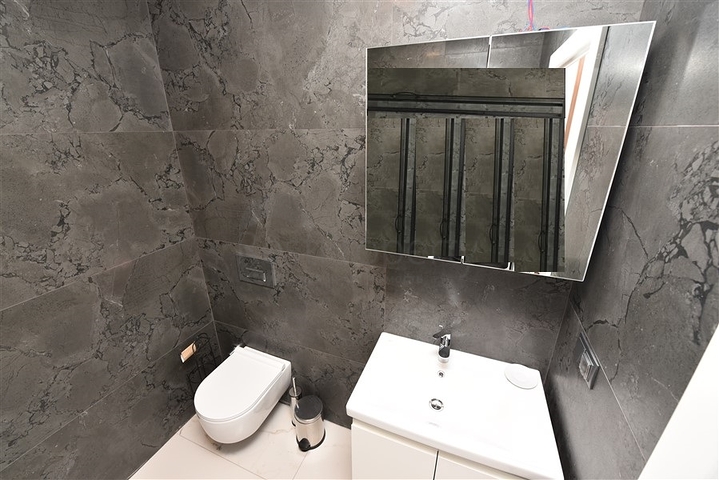 Трехкомнатную меблированную квартиру в районе Каргыджак