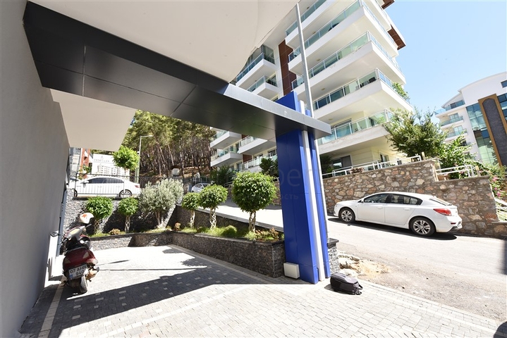 Трехкомнатную меблированную квартиру в районе Каргыджак