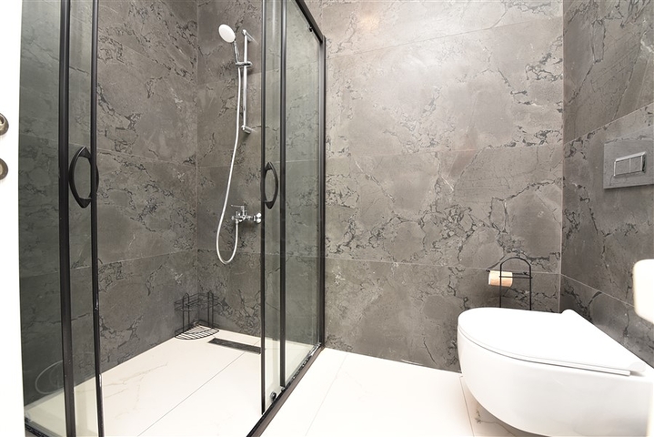 Трехкомнатную меблированную квартиру в районе Каргыджак