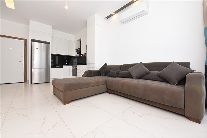 Трехкомнатную меблированную квартиру в районе Каргыджак