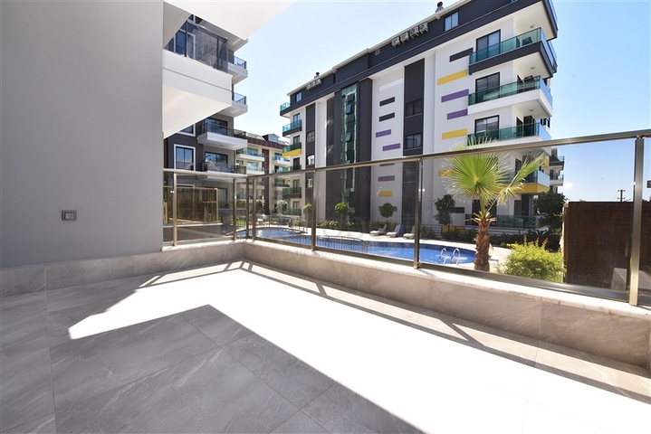 Трехкомнатную меблированную квартиру в районе Каргыджак