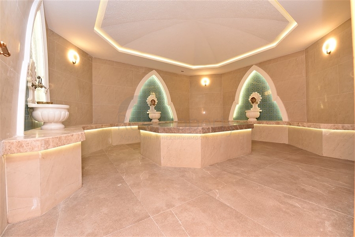 Трехкомнатную меблированную квартиру в районе Каргыджак