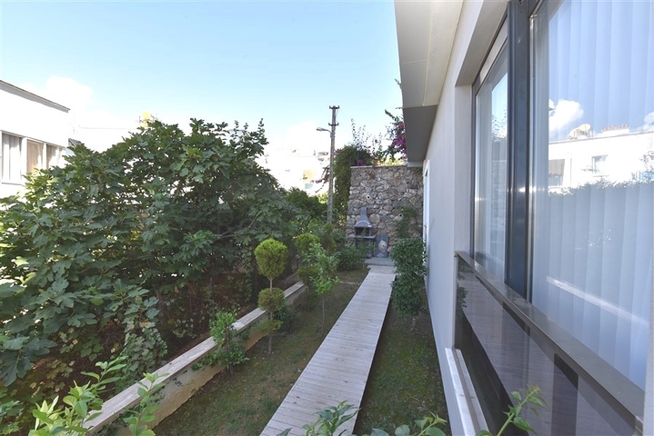 Трехкомнатную меблированную квартиру в районе Каргыджак