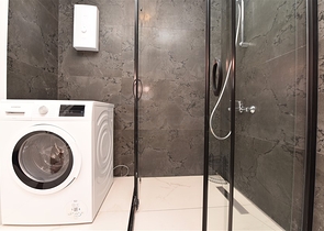 Трехкомнатную меблированную квартиру в районе Каргыджак