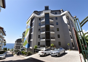 Трехкомнатную меблированную квартиру в районе Каргыджак