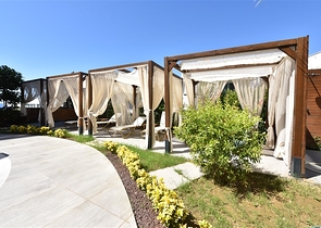 Трехкомнатную меблированную квартиру в районе Каргыджак