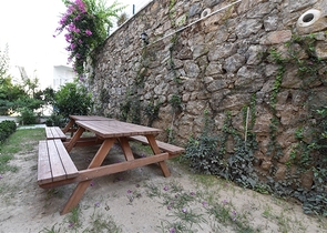 Трехкомнатную меблированную квартиру в районе Каргыджак