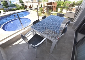 Трехкомнатную меблированную квартиру в районе Каргыджак