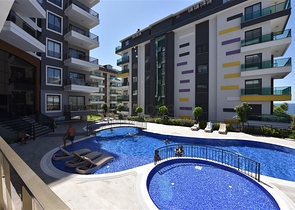 Трехкомнатную меблированную квартиру в районе Каргыджак