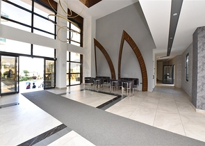 Трехкомнатную меблированную квартиру в районе Каргыджак