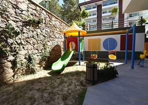 Трехкомнатную меблированную квартиру в районе Каргыджак