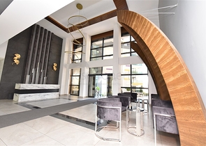 Трехкомнатную меблированную квартиру в районе Каргыджак