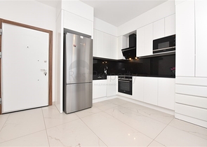 Трехкомнатную меблированную квартиру в районе Каргыджак