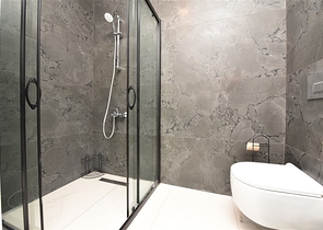 Трехкомнатную меблированную квартиру в районе Каргыджак