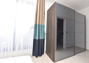 Трехкомнатную меблированную квартиру в районе Каргыджак