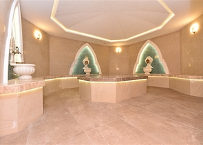 Трехкомнатную меблированную квартиру в районе Каргыджак