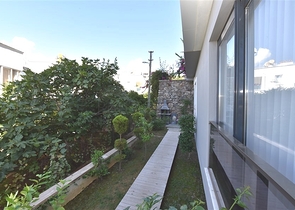 Трехкомнатную меблированную квартиру в районе Каргыджак