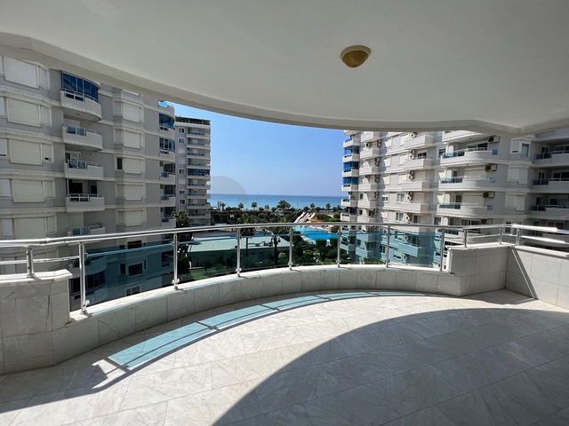 Квартира 3+1 на первой линии с видом на море