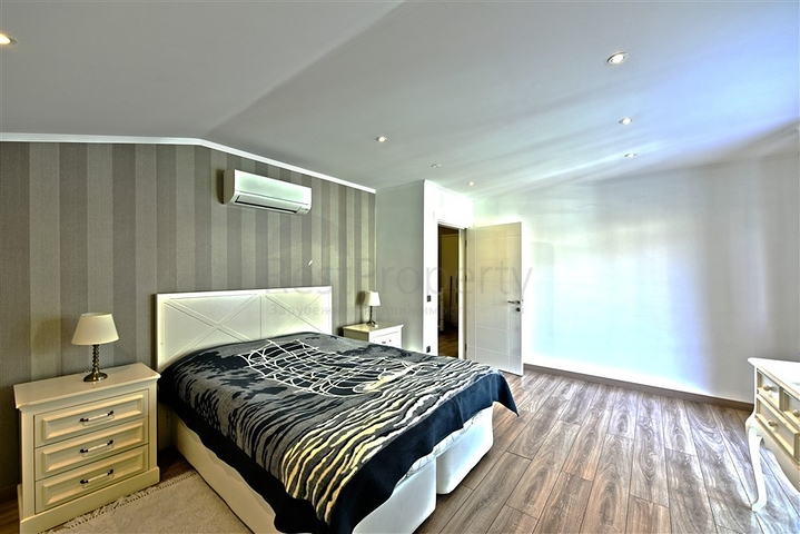 Просторные апартаменты 4+1 в элитном комплексе в Оба