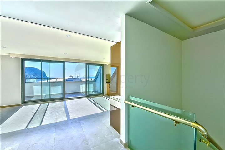 Трехкомнатный пентхаус в новом комплексе с видом на море