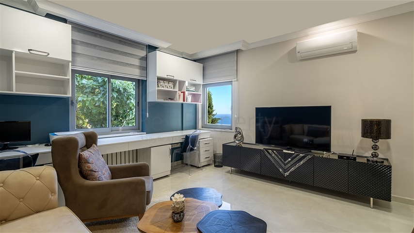 Просторная вилла с видом на море в центре Алании