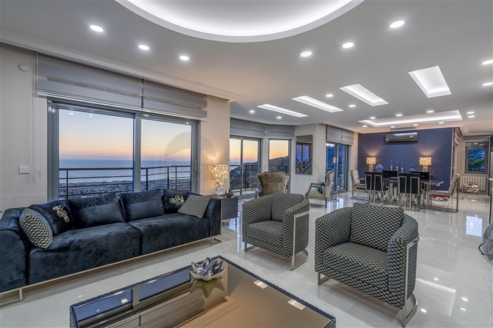 Просторная вилла с видом на море в центре Алании