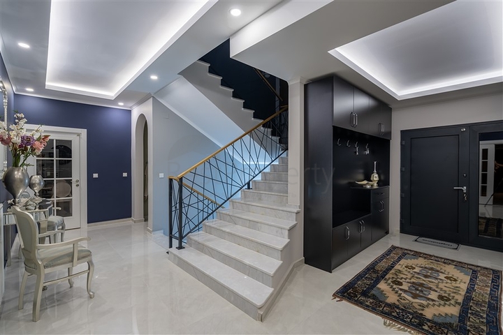 Просторная вилла с видом на море в центре Алании