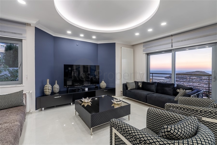 Просторная вилла с видом на море в центре Алании