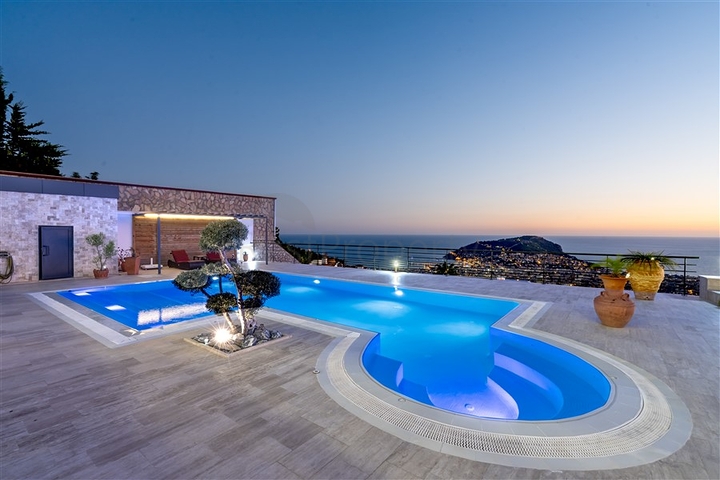 Просторная вилла с видом на море в центре Алании