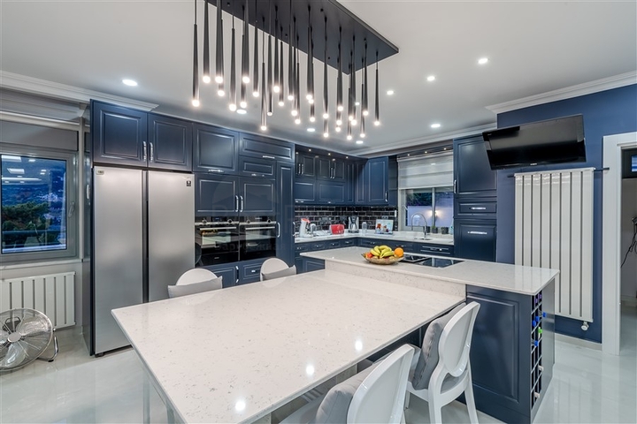 Просторная вилла с видом на море в центре Алании