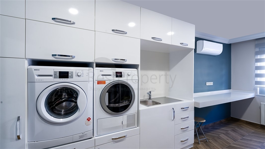 Просторная вилла с видом на море в центре Алании