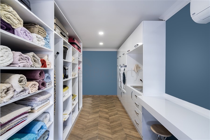 Просторная вилла с видом на море в центре Алании