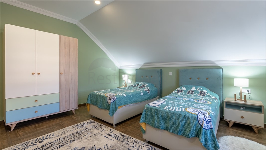 Просторная вилла с видом на море в центре Алании