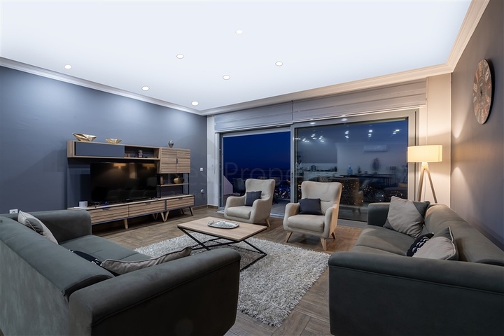 Просторная вилла с видом на море в центре Алании