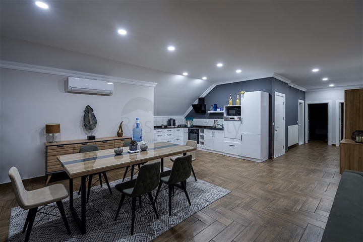 Просторная вилла с видом на море в центре Алании