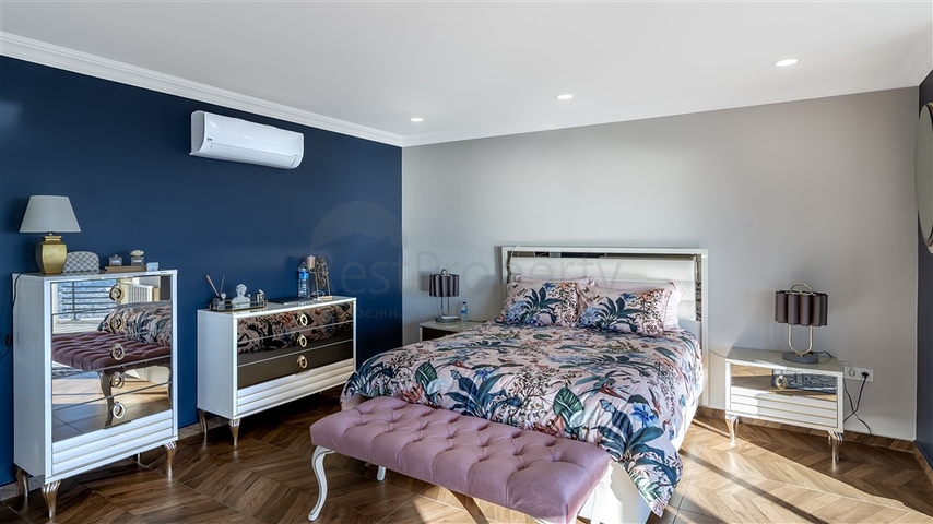 Просторная вилла с видом на море в центре Алании