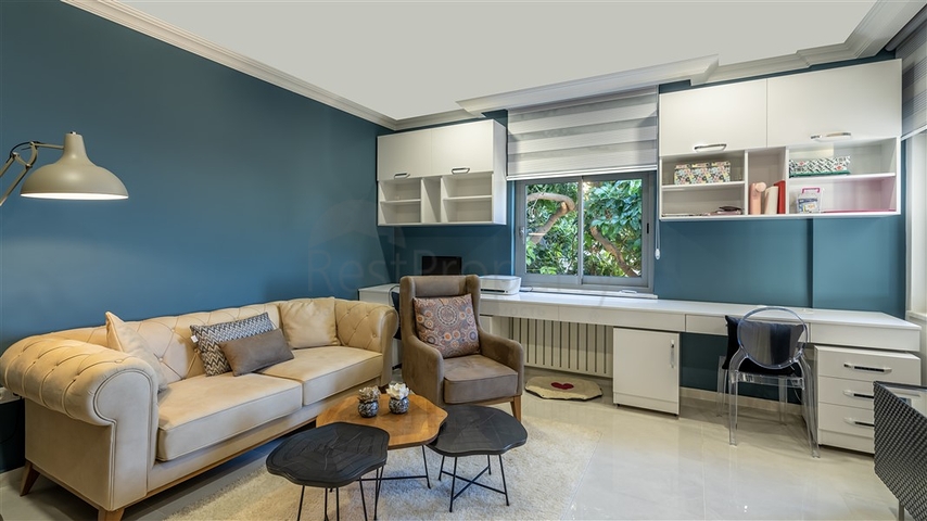 Просторная вилла с видом на море в центре Алании