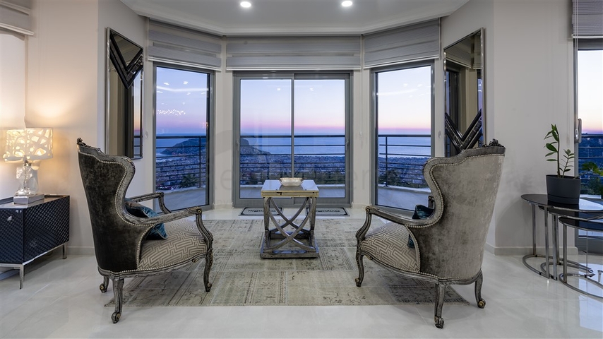 Просторная вилла с видом на море в центре Алании