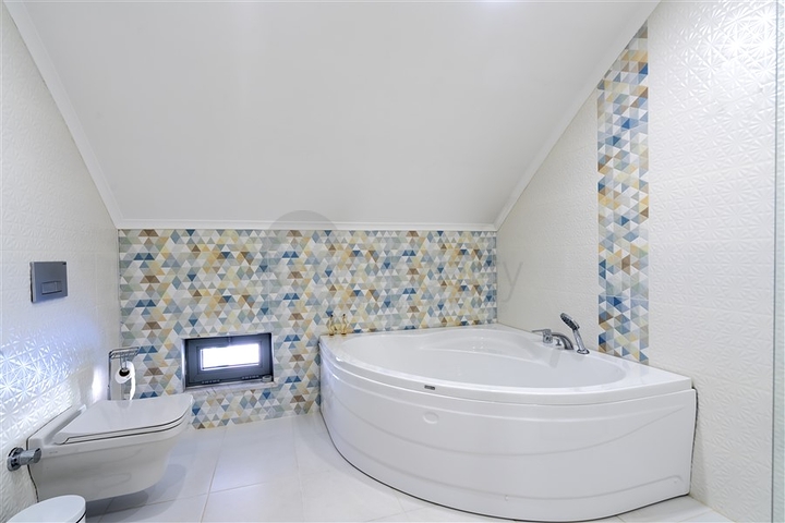 Просторная вилла с видом на море в центре Алании