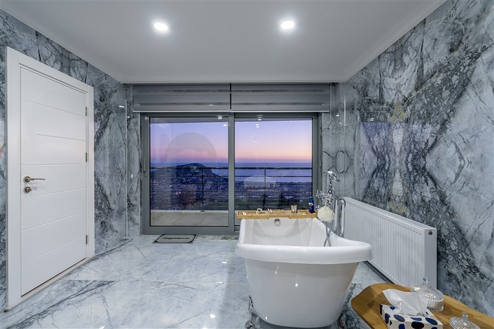 Просторная вилла с видом на море в центре Алании