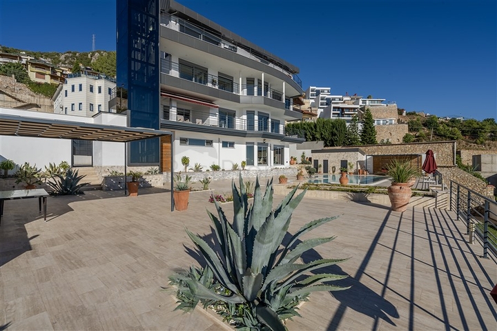 Просторная вилла с видом на море в центре Алании