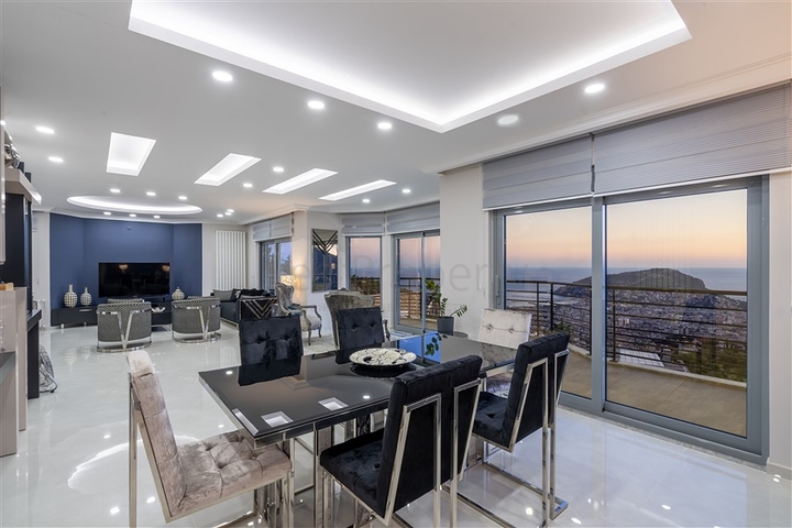 Просторная вилла с видом на море в центре Алании